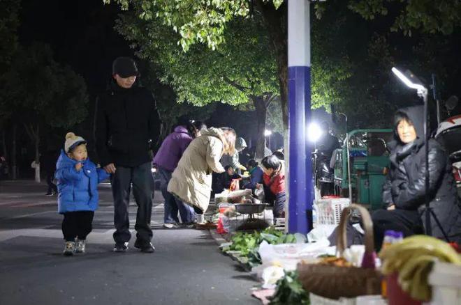 这个县城创造罚款收入下降“奇迹”开元棋牌网站政府大楼旁可以摆摊(图2)