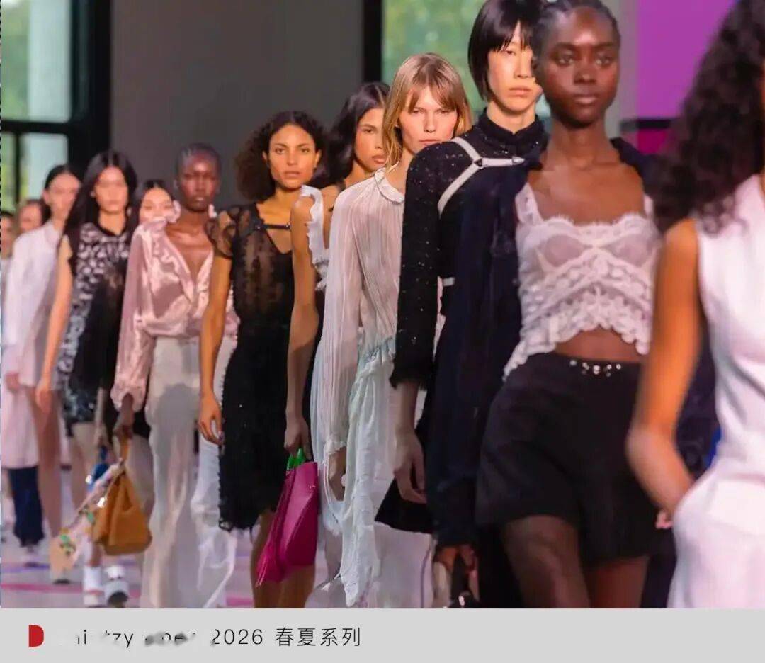 6 春夏巴黎时装周：谁在逼近国际舞台中心？开元棋牌网站WWD LIVE 直击 202(图17)